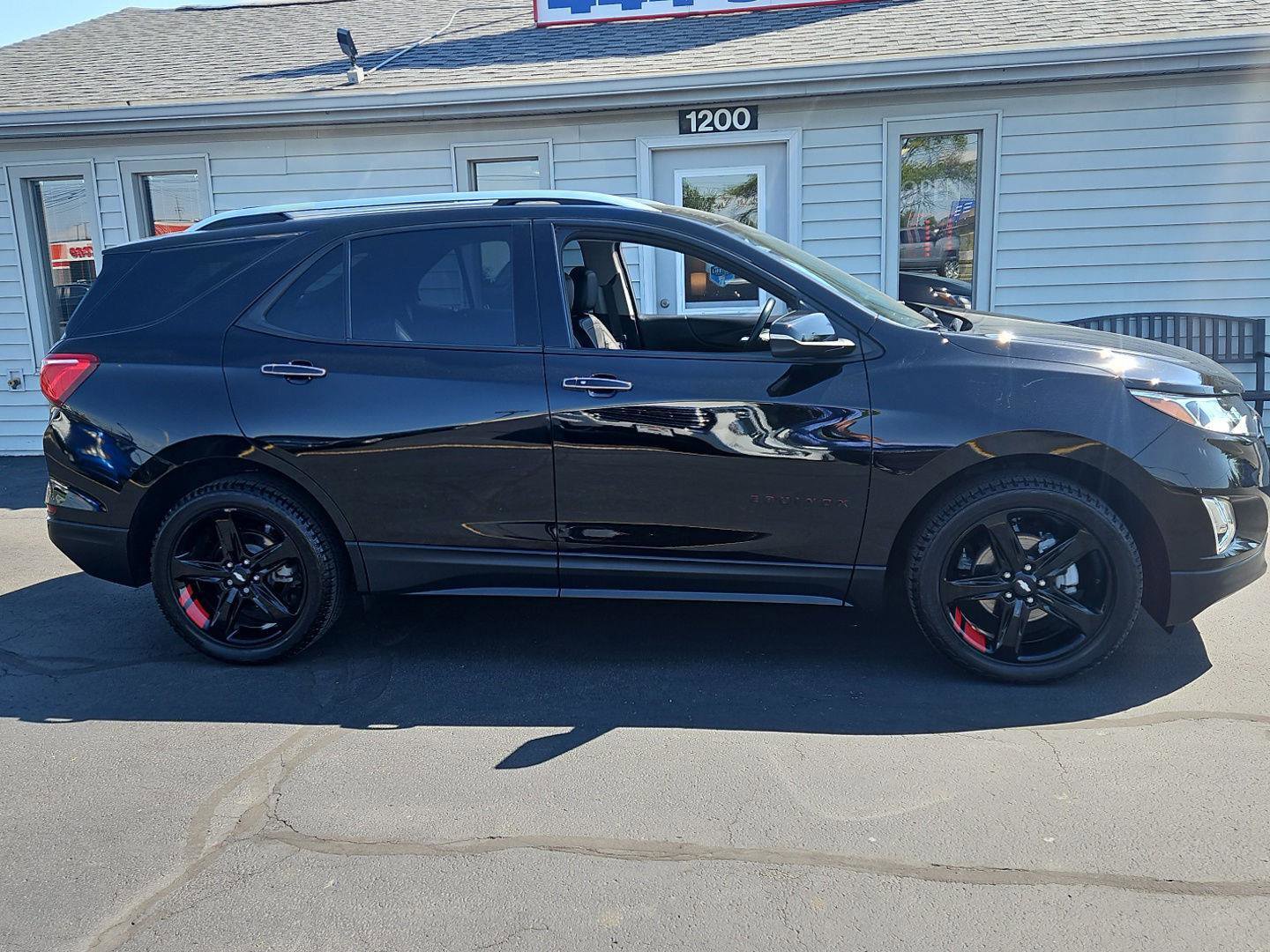 Used 2020 Chevrolet Equinox Premier w/ Premier Redline Edition FWD image 2