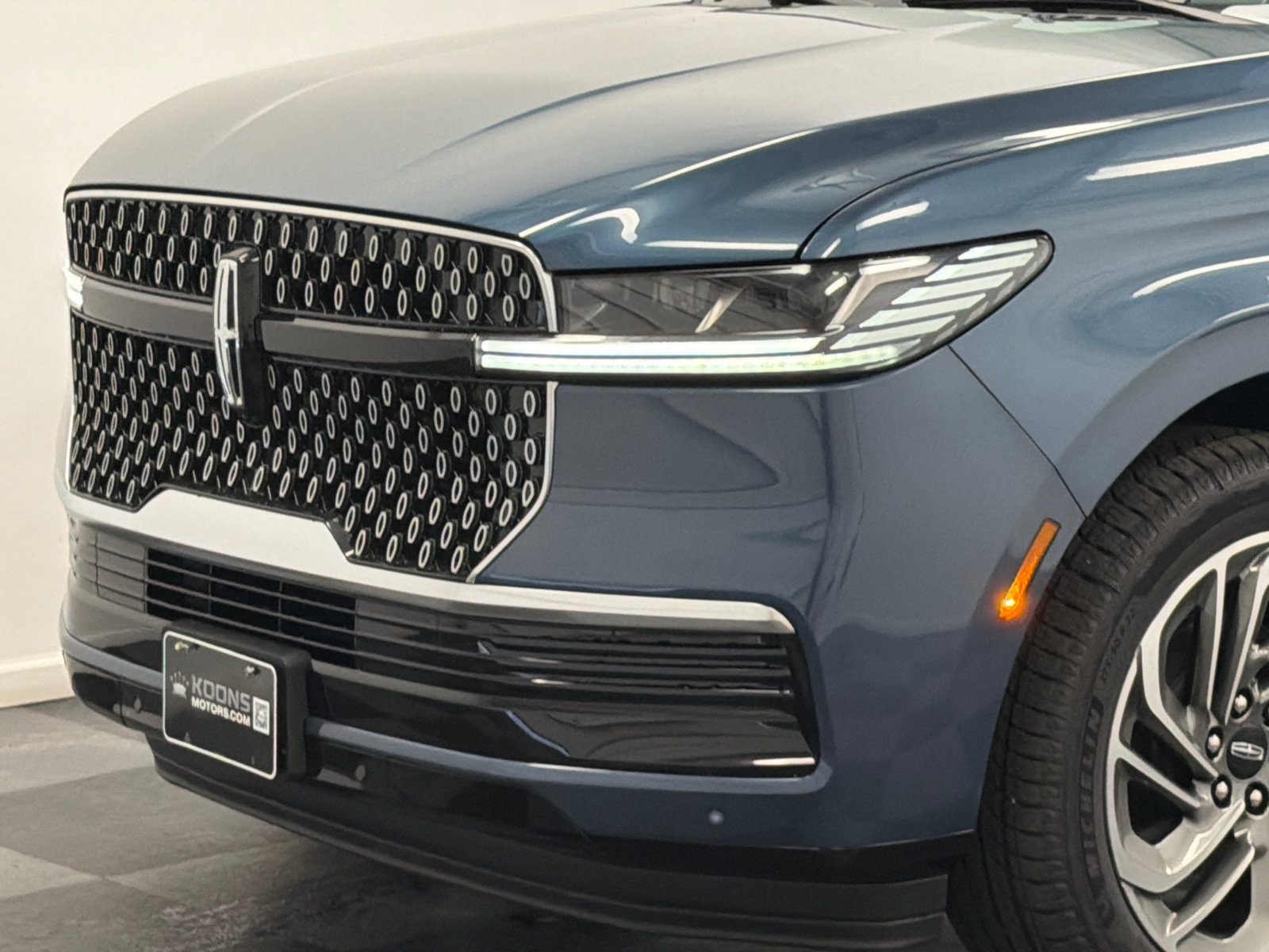 New 2027 Lincoln Navigator Reserve AWD/4WD image 2
