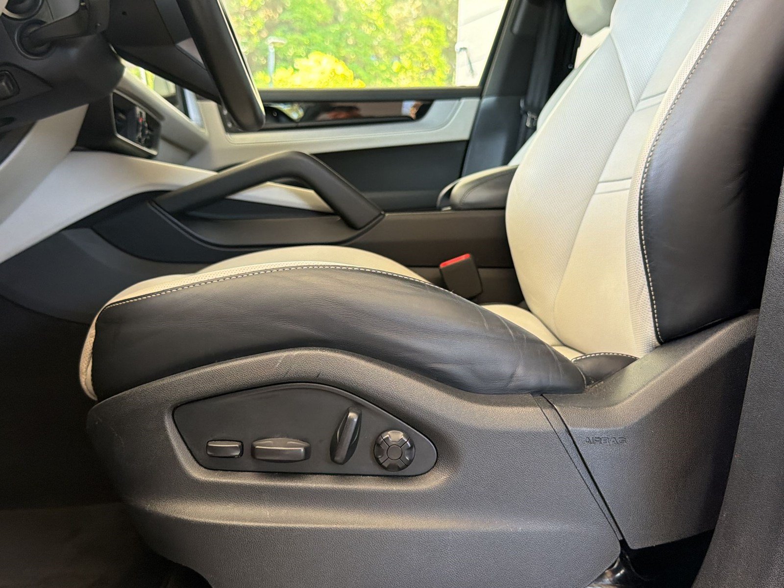 Used 2024 Porsche Cayenne AWD/4WD image 16