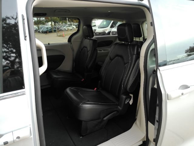 Used 2024 Chrysler Pacifica Touring-L FWD image 19