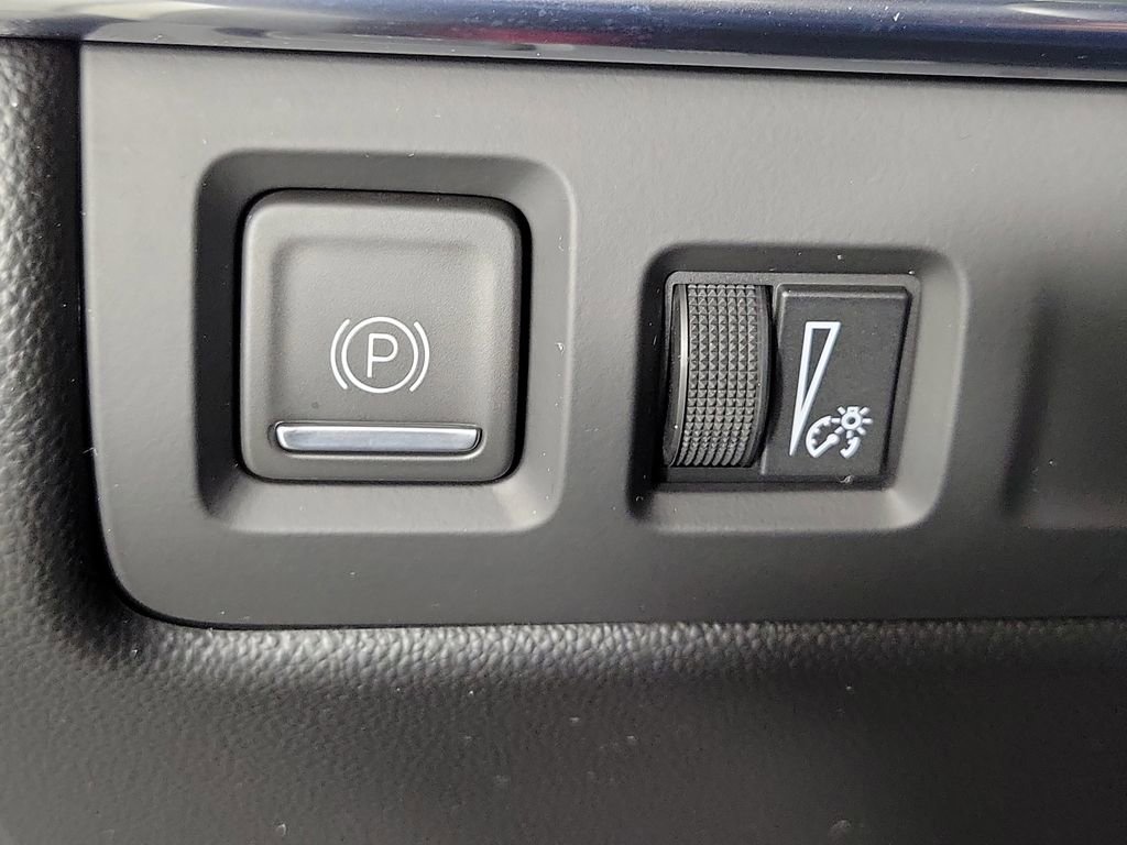 Certified 2023 Cadillac XT4 Luxury w/ Cold Weather Package FWD image 22