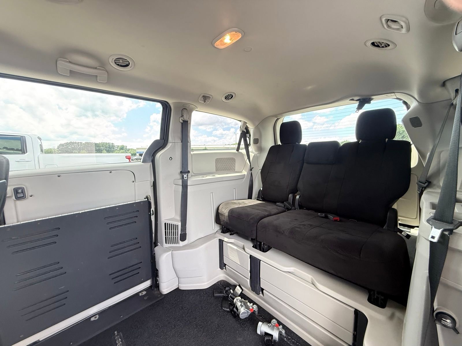 Used 2013 Dodge Grand Caravan SXT image 24