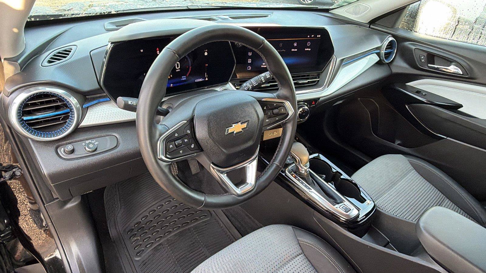 Used 2024 Chevrolet Trax LT w/ Driver Confidence Package FWD image 3