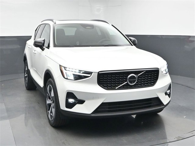 Used 2024 Volvo XC40 B5 Plus image 2