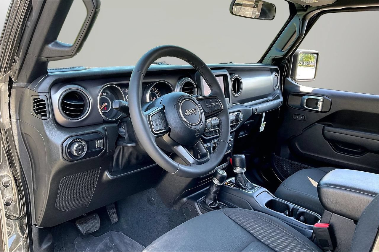 Used 2023 Jeep Gladiator Sport AWD/4WD image 18