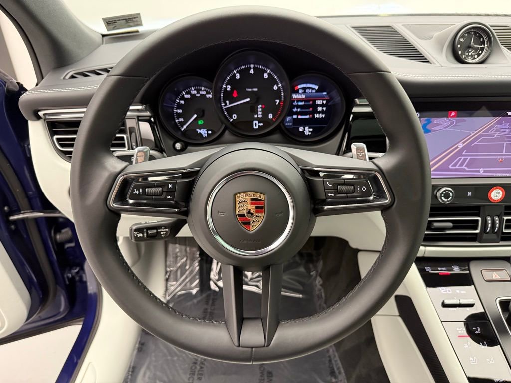 Certified 2025 Porsche Macan image 12