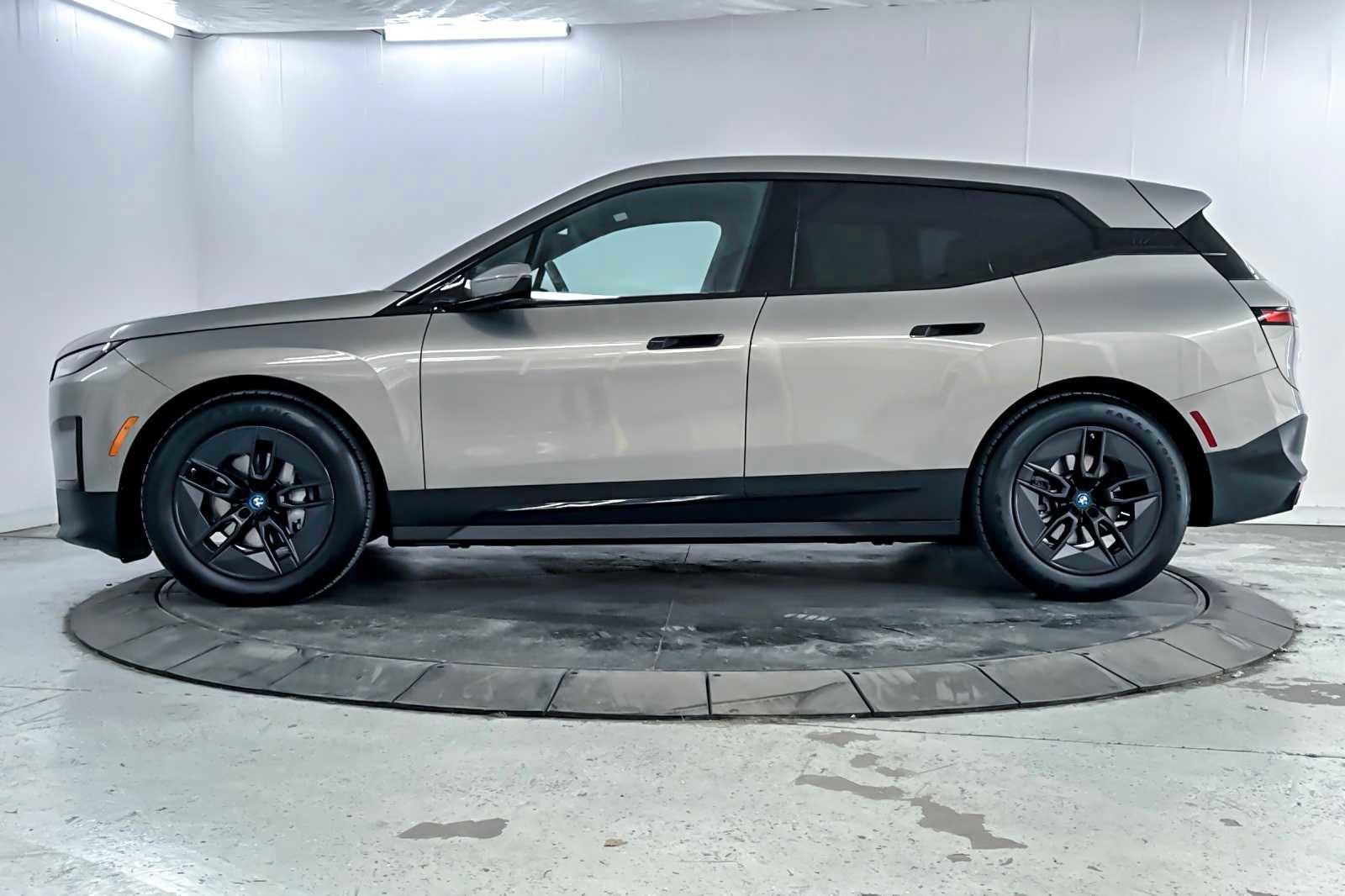 Used 2023 BMW iX xDrive50 w/ Premium Package image 5