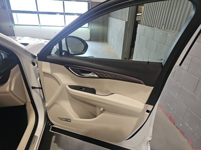 Used 2023 Buick Envision Avenir AWD/4WD image 28