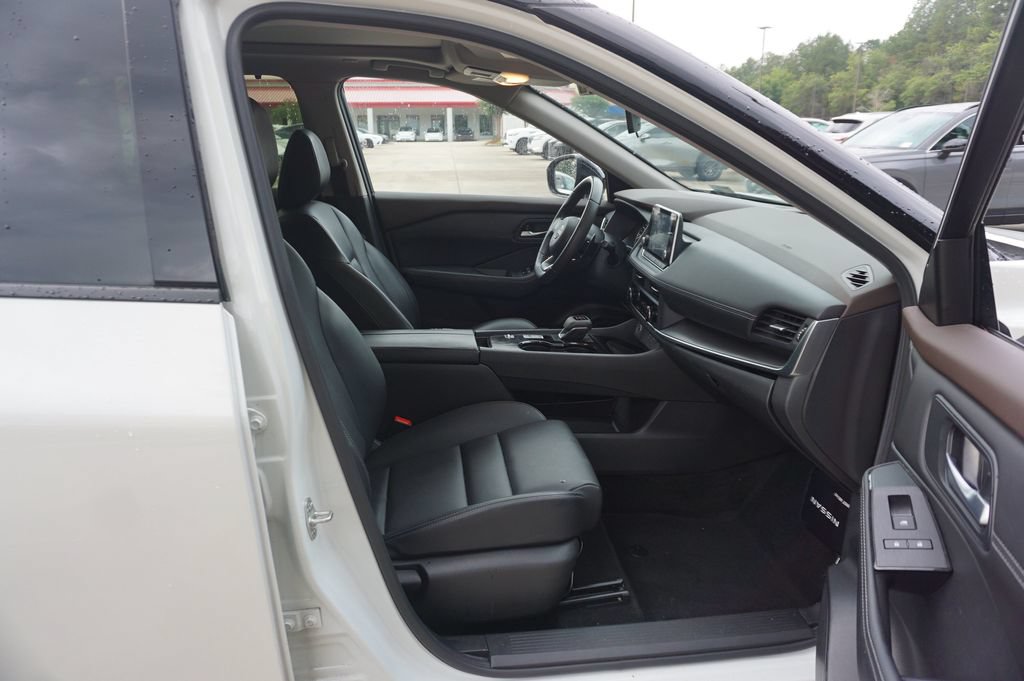 Used 2023 Nissan Rogue SV w/ SV Premium B Package FWD image 16