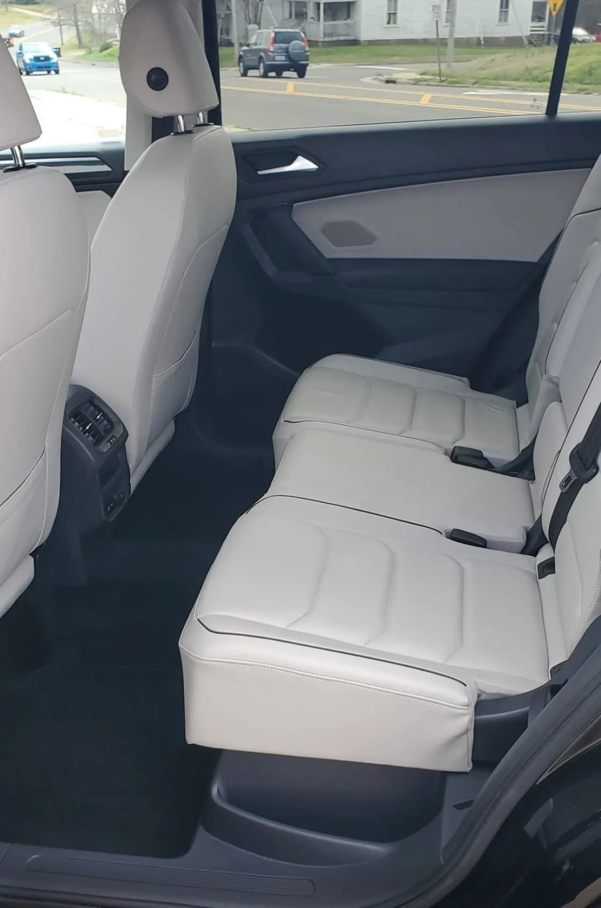 Used 2019 Volkswagen Tiguan SEL Premium image 11