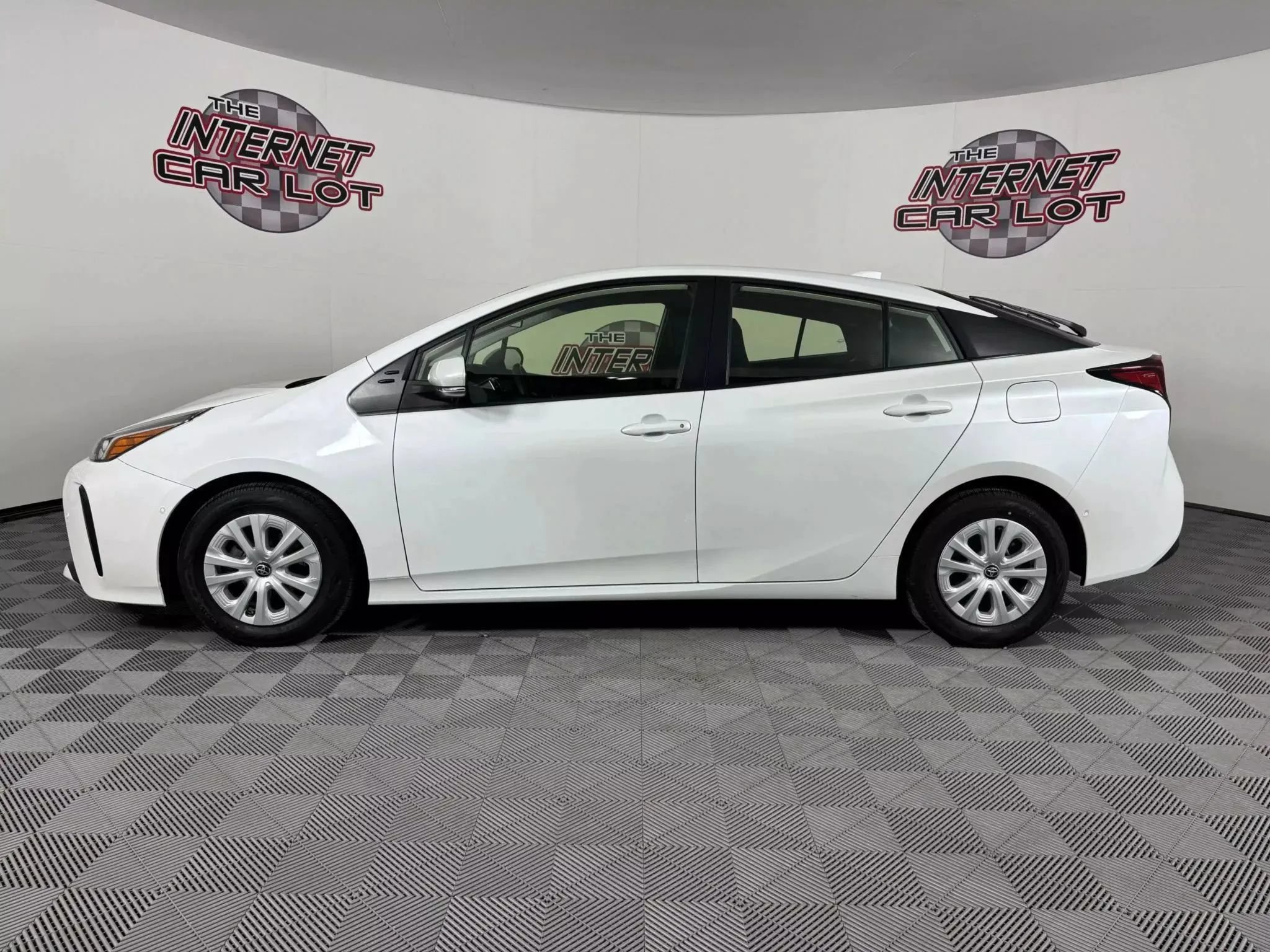 Used 2022 Toyota Prius LE FWD image 4