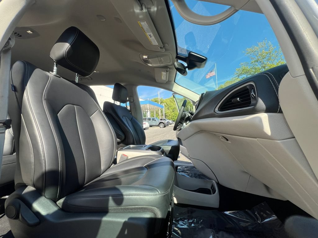 Used 2024 Chrysler Pacifica Limited FWD image 27