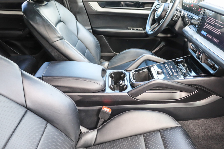 Used 2024 Porsche Cayenne AWD/4WD image 18