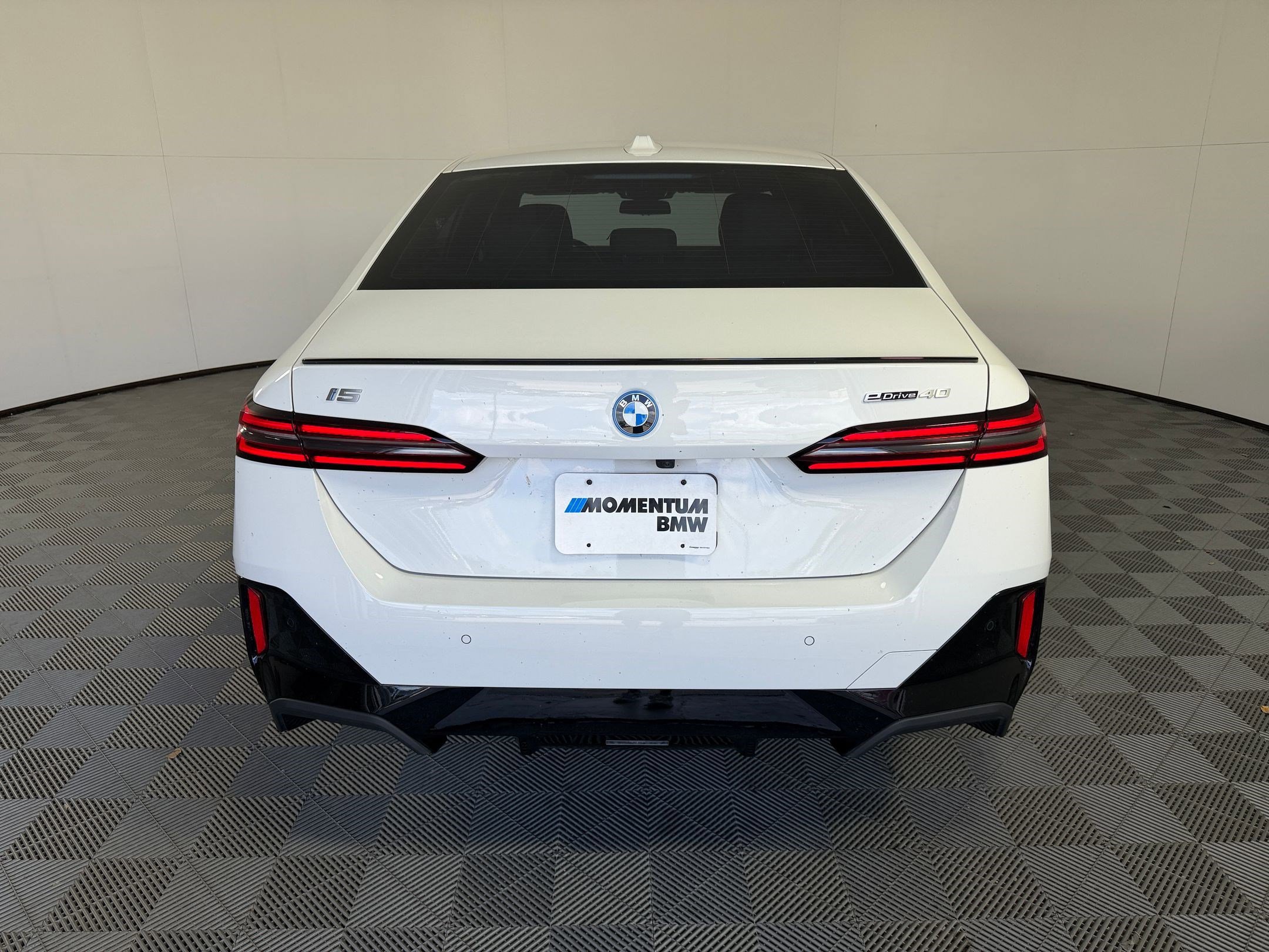 Used 2024 BMW i5 eDrive40i w/ M Sport Package RWD image 10