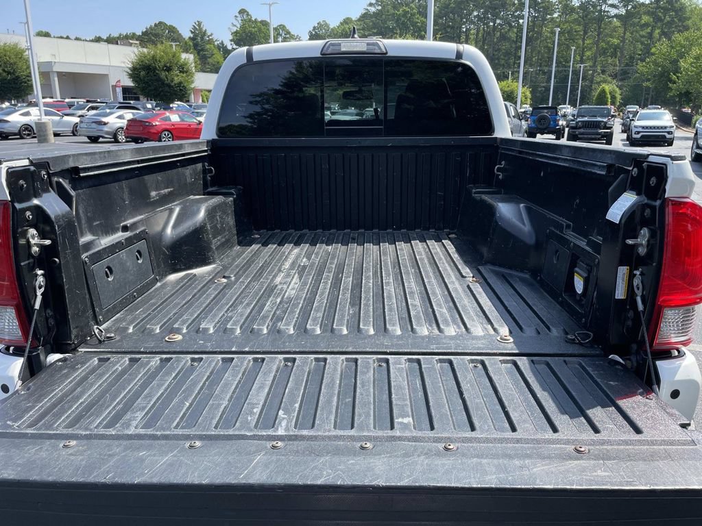 Used 2017 Toyota Tacoma TRD Off-Road w/ Premium & Technology Package AWD/4WD image 10