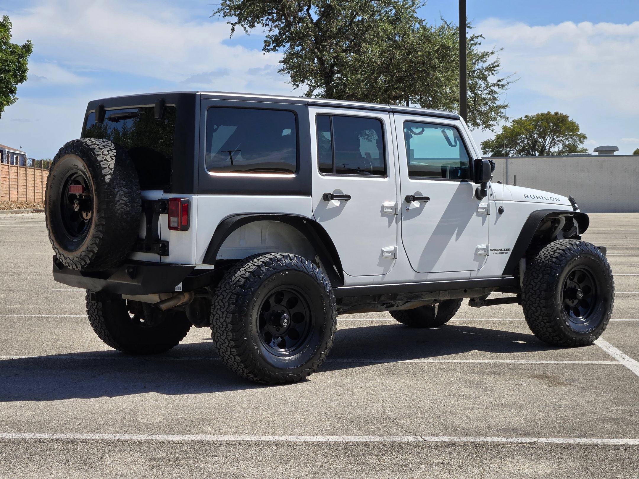 Used 2015 Jeep Wrangler Unlimited Rubicon w/ Connectivity Group AWD/4WD image 3