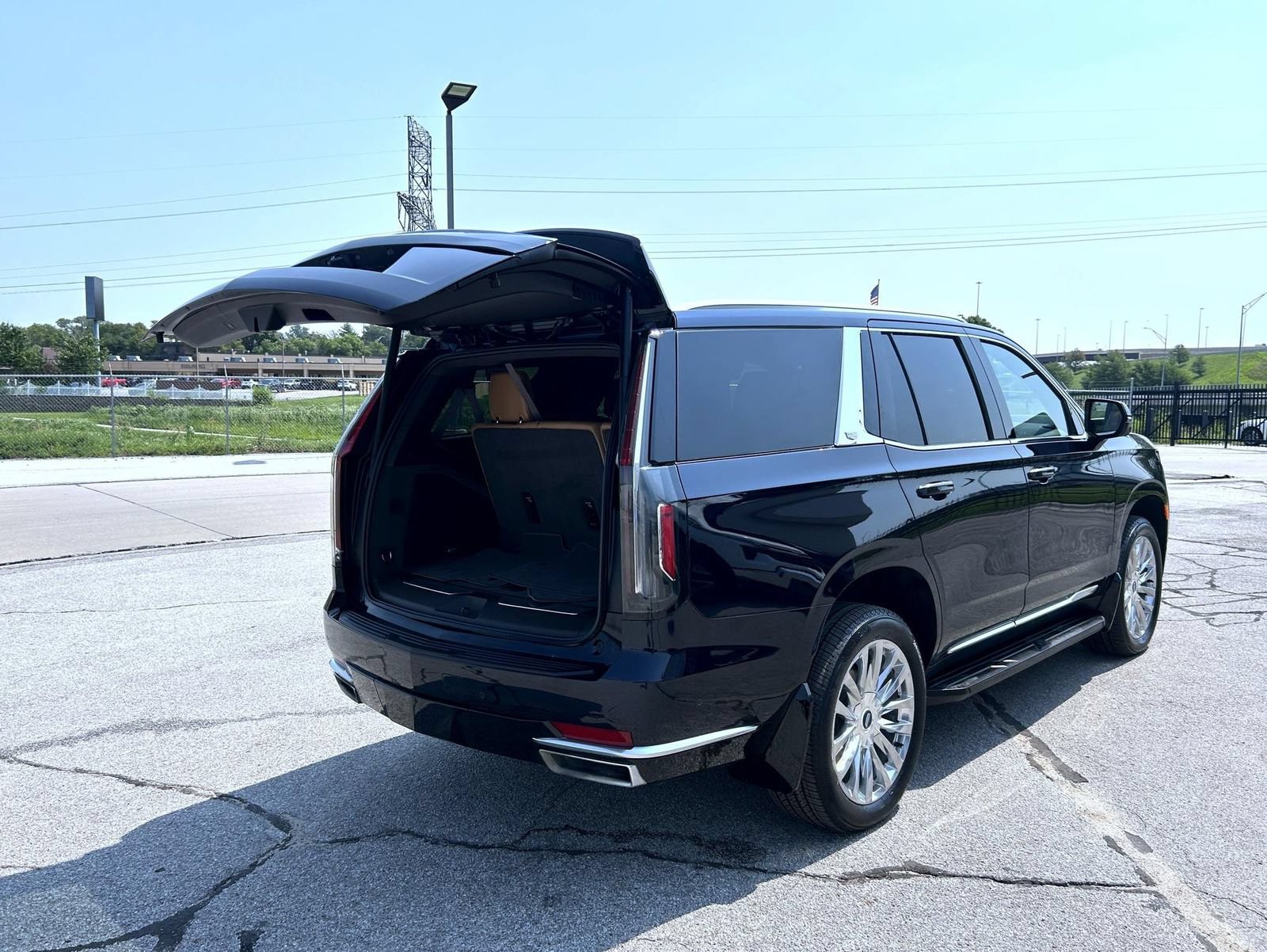 Certified 2023 Cadillac Escalade Premium Luxury AWD/4WD image 23