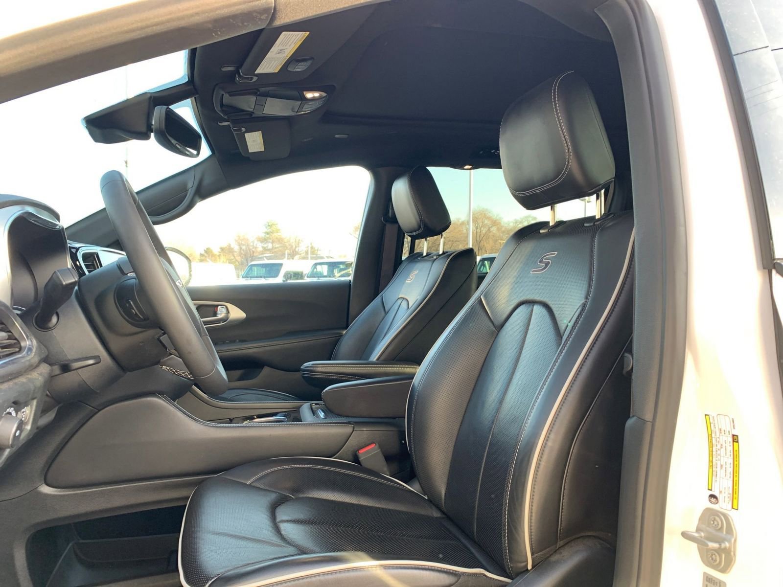 Used 2025 Chrysler Pacifica Limited image 30