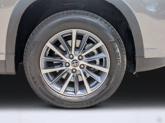 Used 2019 Toyota Highlander XLE FWD image 11