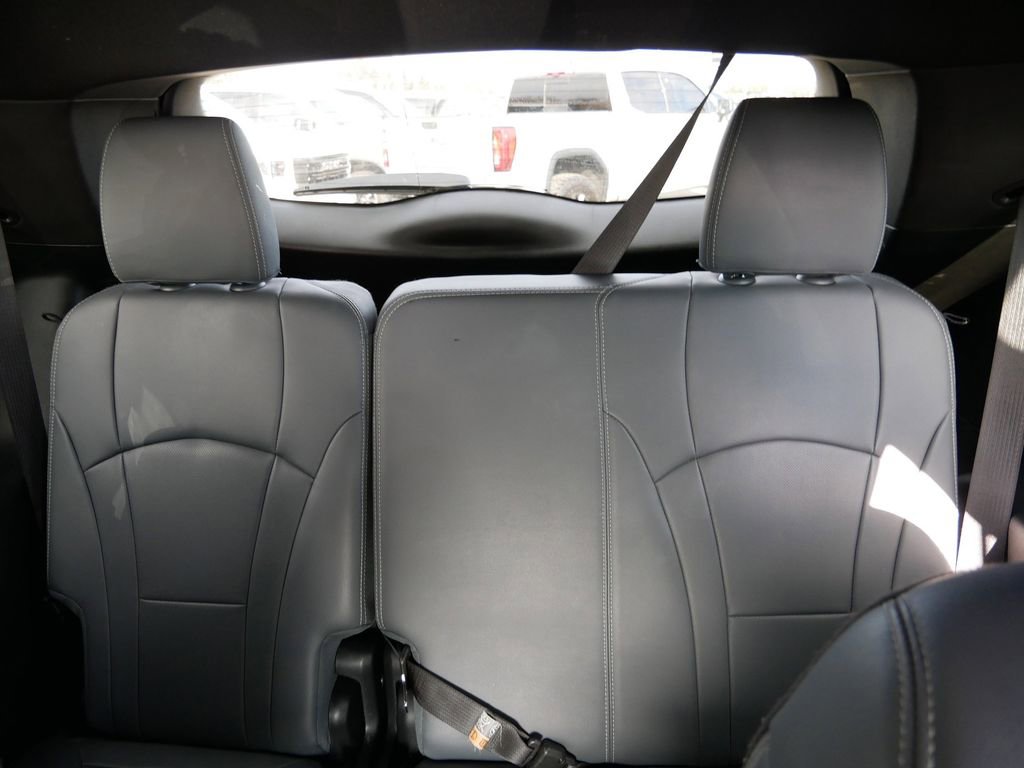 Used 2023 Buick Enclave Essence AWD/4WD image 16