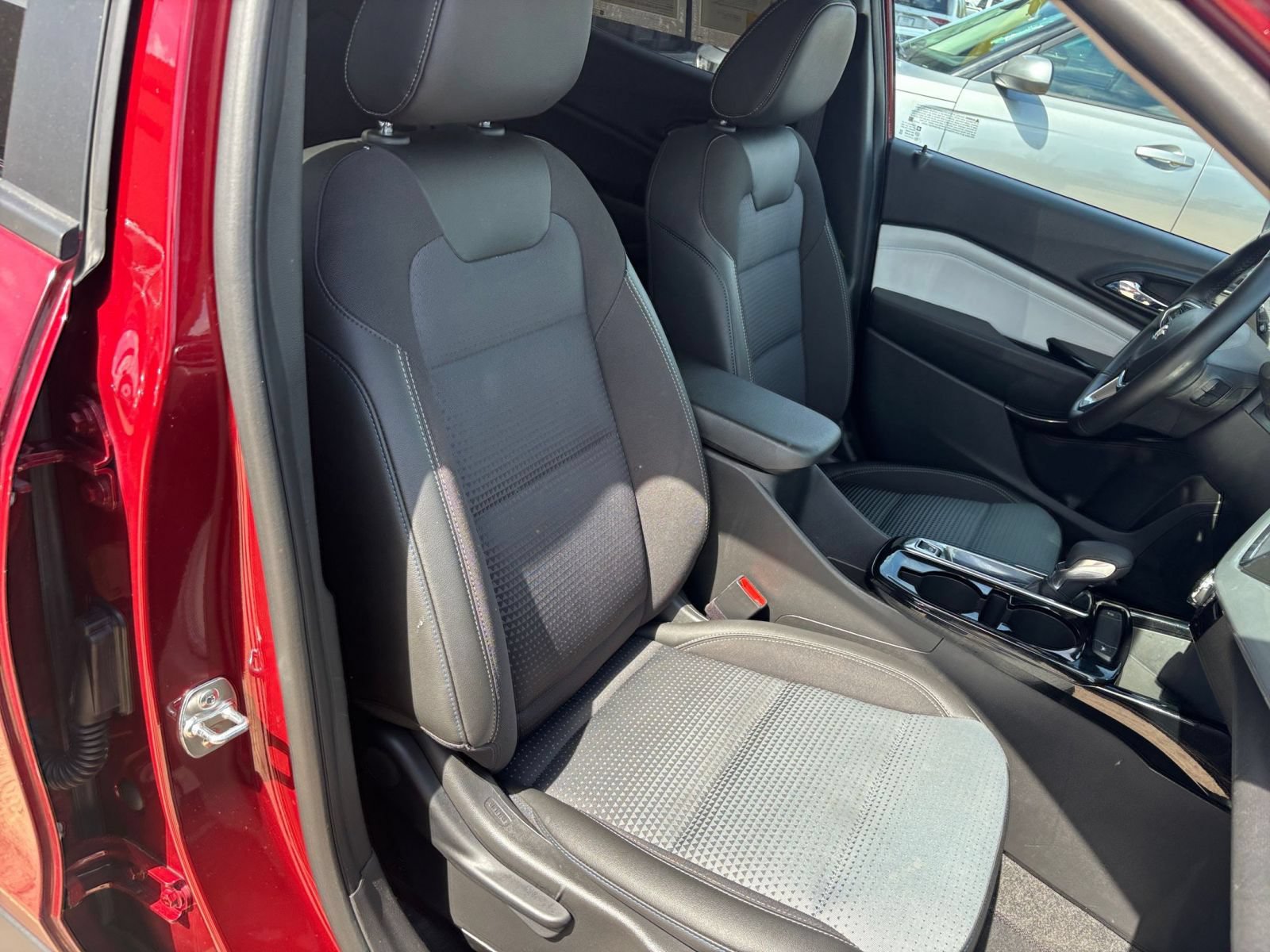 Used 2025 Chevrolet Trax LT w/ LT Convenience Package FWD image 30
