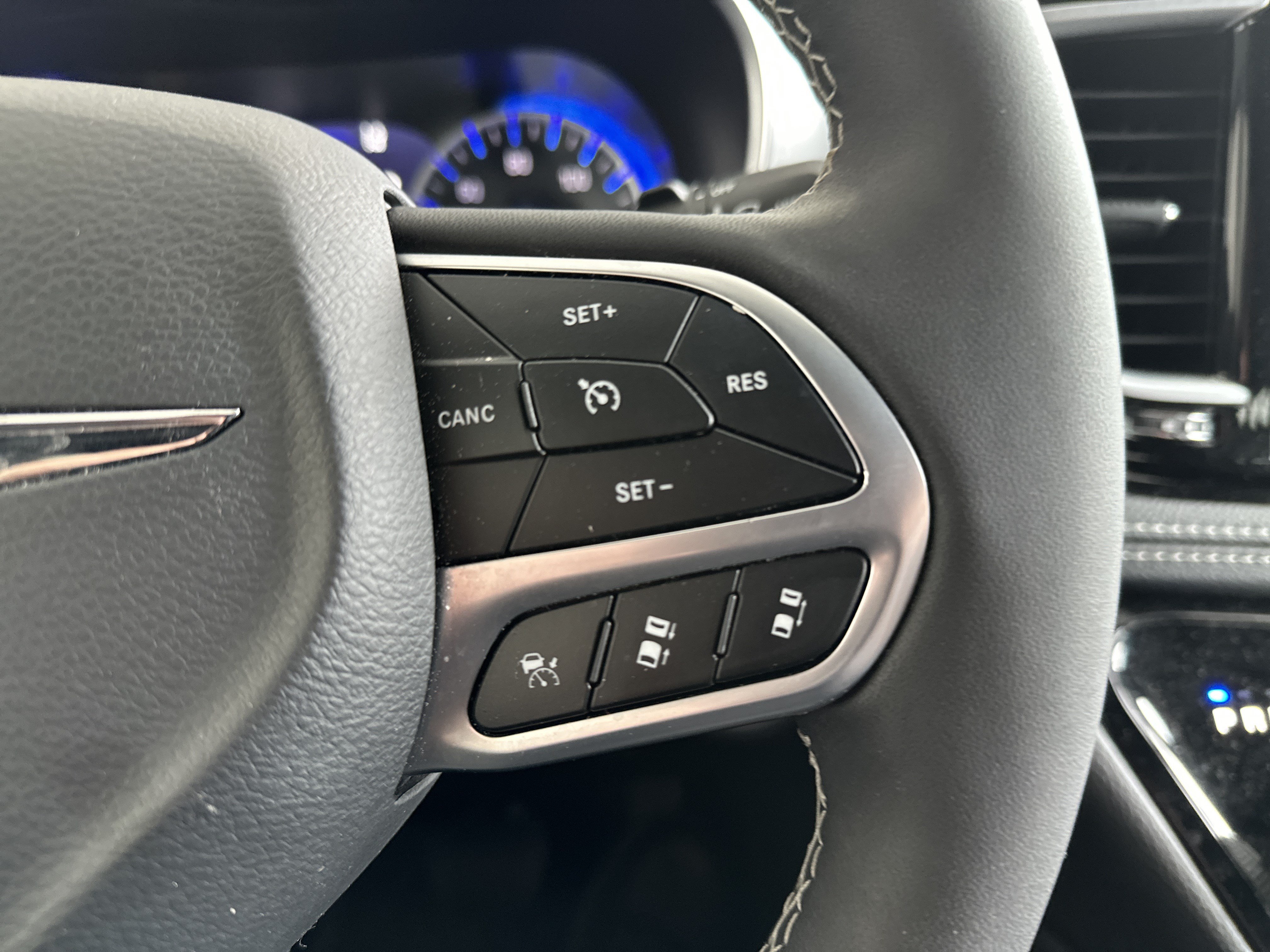 Used 2026 Chrysler Pacifica Limited FWD image 18