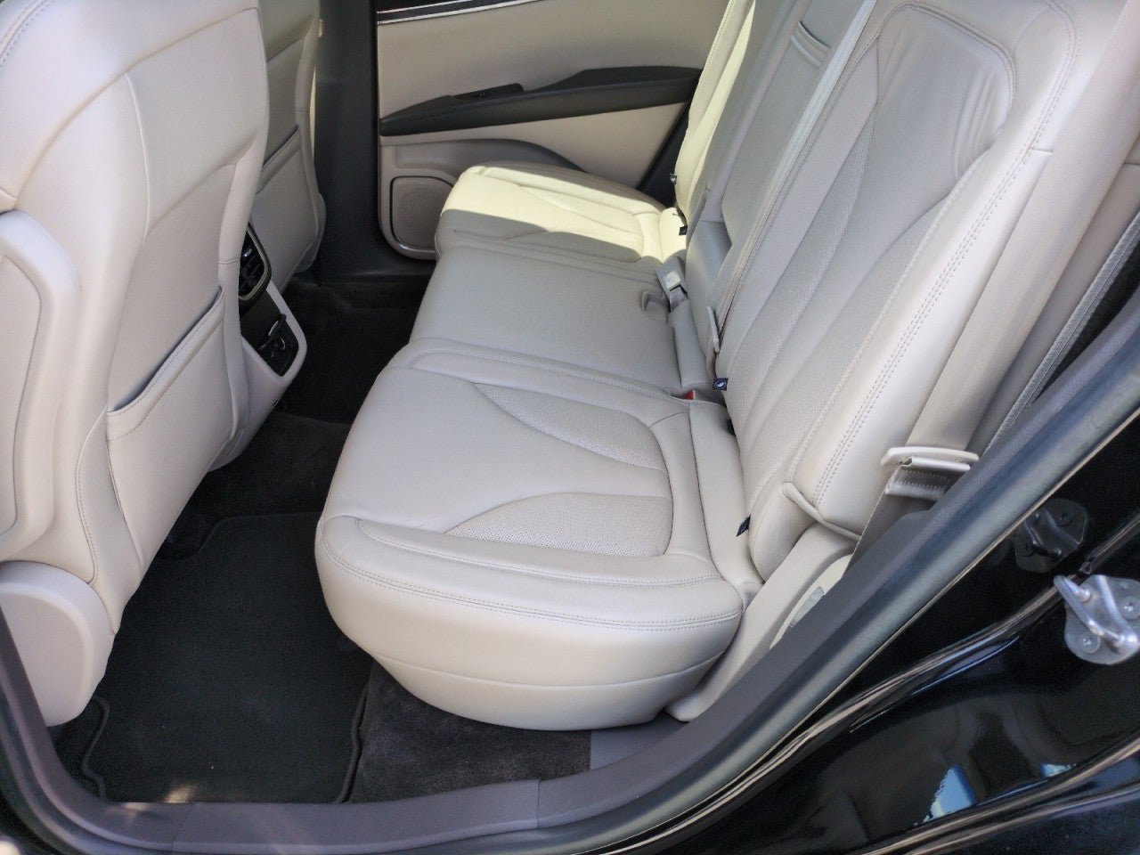 Used 2017 Lincoln MKX Select w/ Select Plus Package FWD image 32
