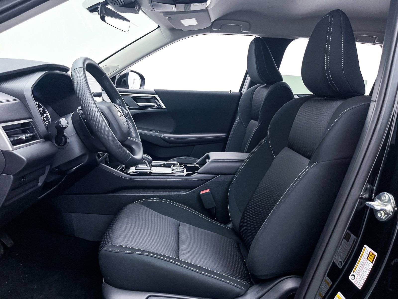 New 2025 Mitsubishi Outlander ES FWD image 12