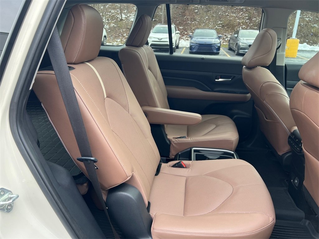Used 2024 Toyota Grand Highlander Platinum image 32