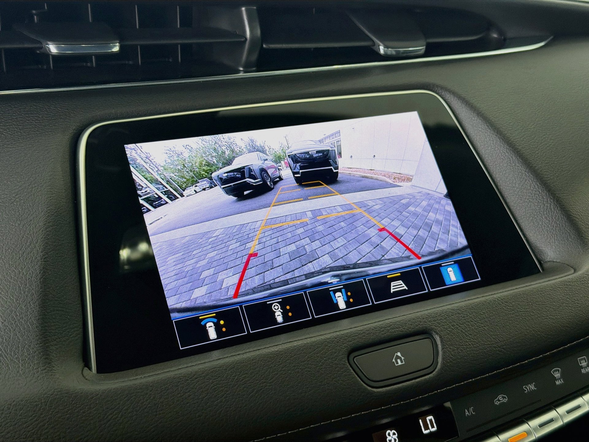 Certified 2022 Cadillac XT4 Premium Luxury w/ Enhanced Visibility Package FWD image 32