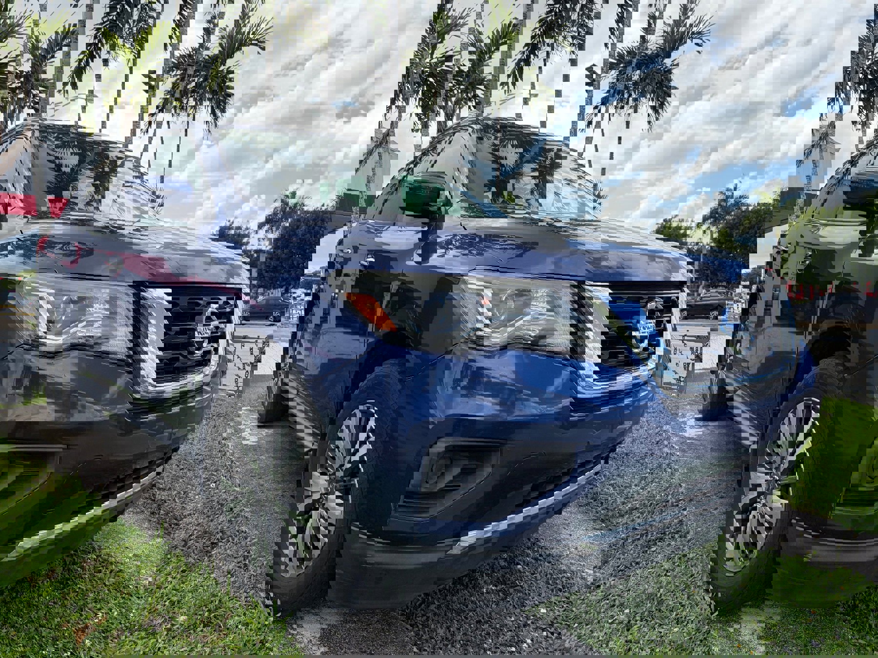 Used 2020 Nissan Pathfinder S image 1