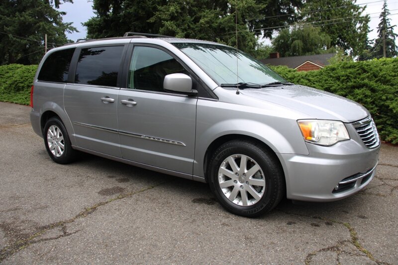 Used 2014 Chrysler Town & Country Touring FWD image 2