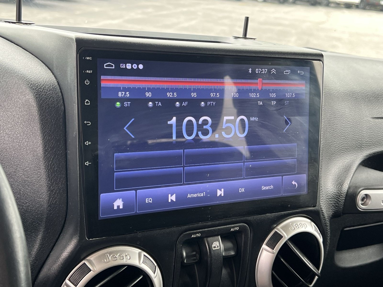 Used 2017 Jeep Wrangler Sahara w/ Connectivity Group AWD/4WD image 18