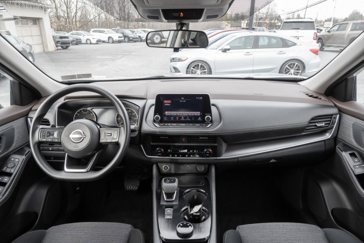 Used 2023 Nissan Rogue SV image 2