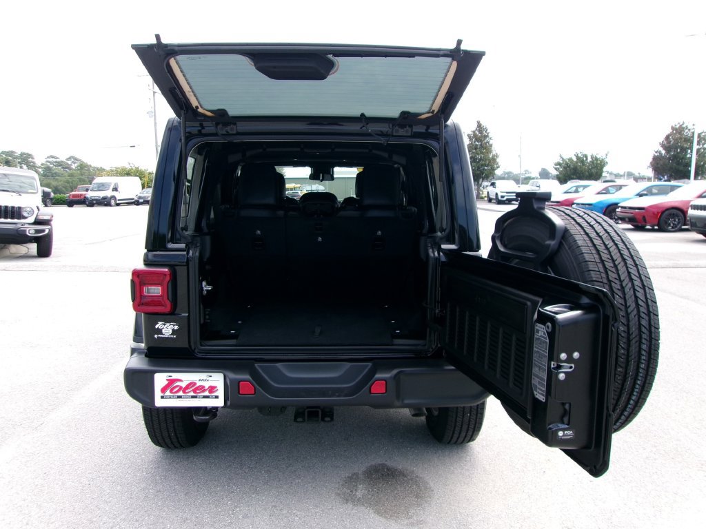 Used 2025 Jeep Wrangler Unlimited Sahara AWD/4WD image 19
