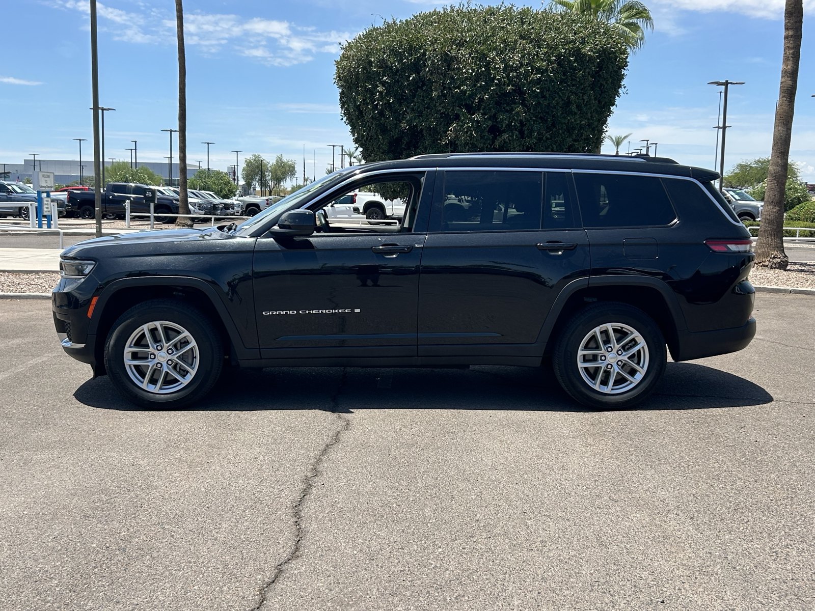 Used 2023 Jeep Grand Cherokee L Laredo RWD image 2