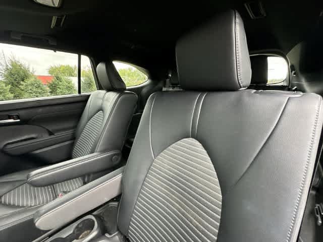 Used 2023 Toyota Highlander XSE FWD image 17