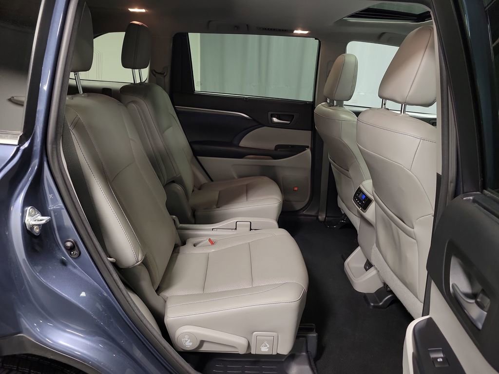 Used 2017 Toyota Highlander Limited image 26