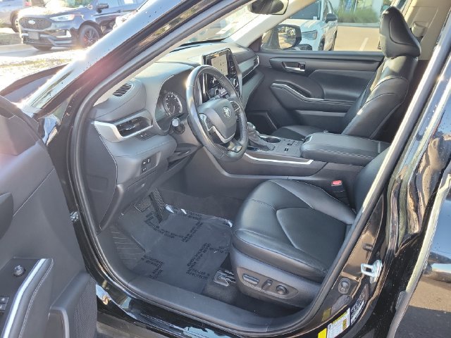 Used 2023 Toyota Highlander XLE FWD image 18