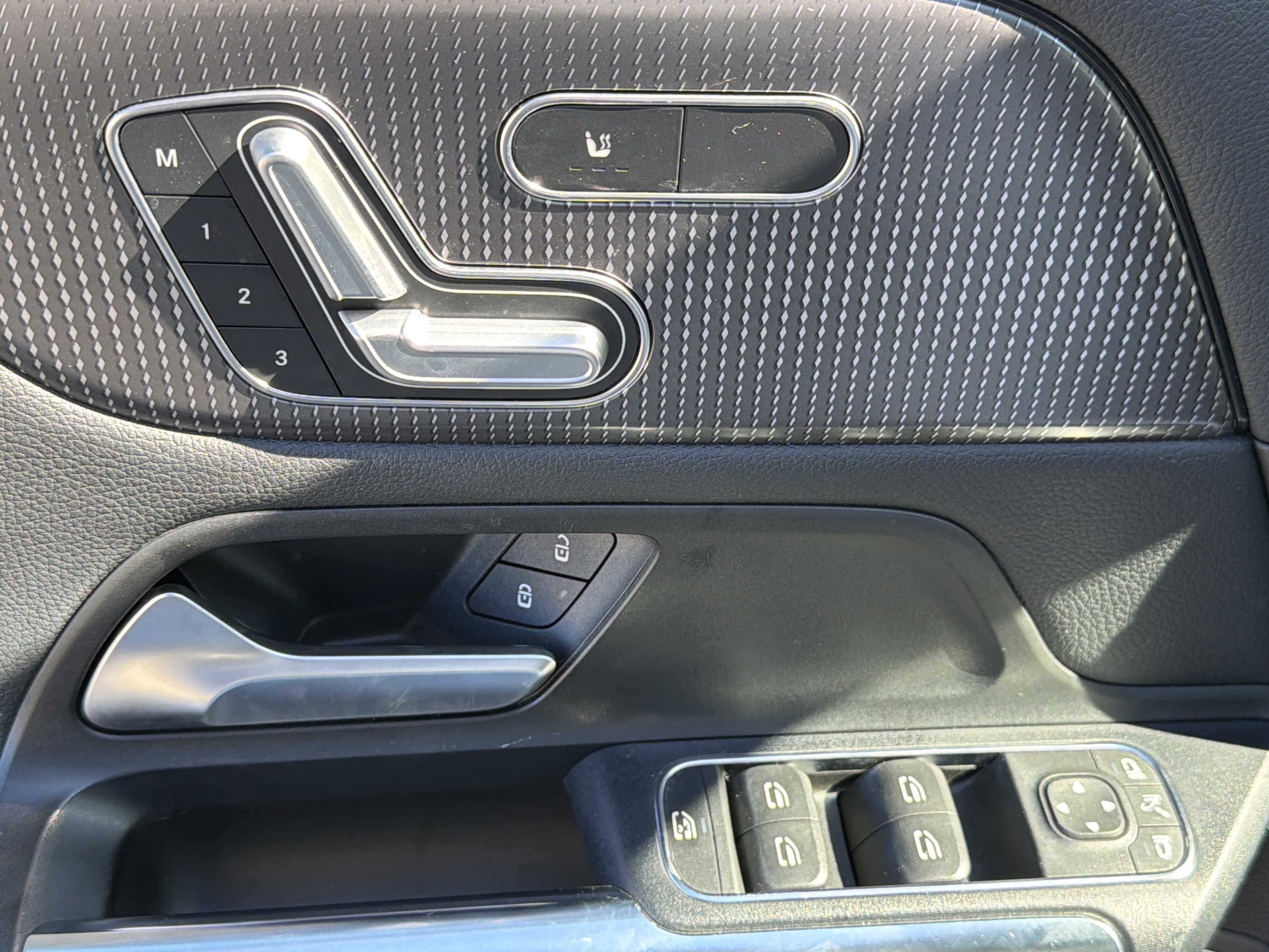 Used 2021 Mercedes-Benz GLA 250 4MATIC w/ Premium Package image 13