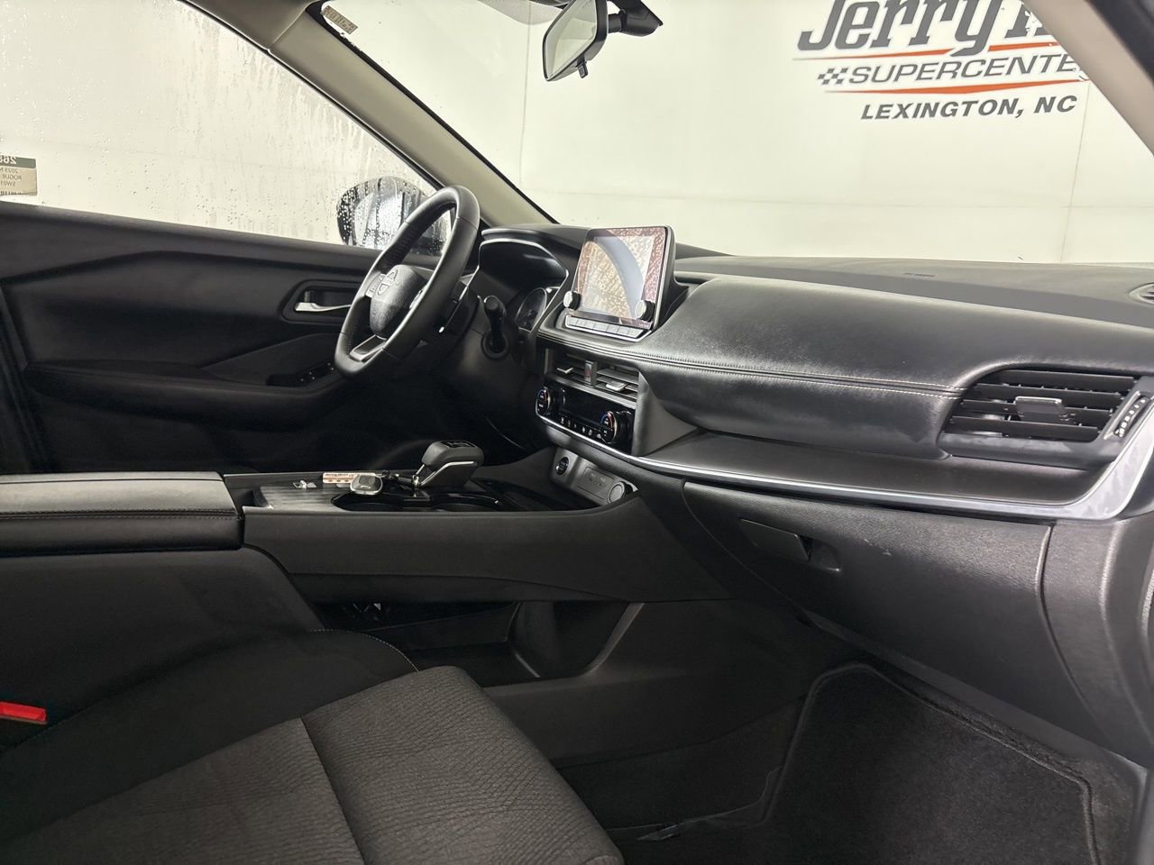 Used 2025 Nissan Rogue SV image 28