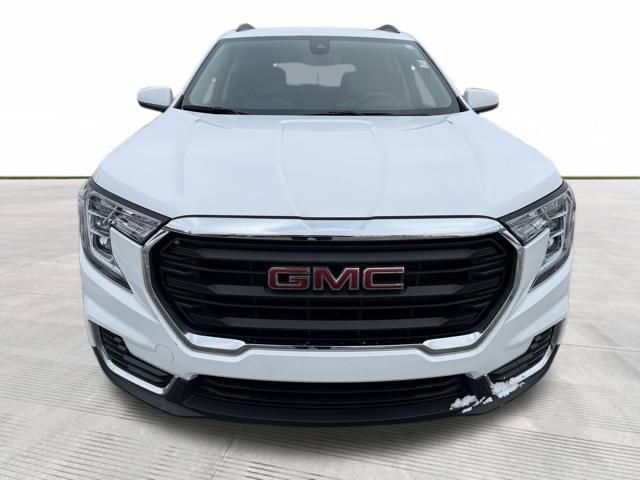 Used 2023 GMC Terrain SLE w/ Driver Convenience Package image 2
