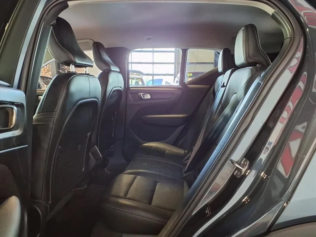 Used 2021 Volvo XC40 T4 Momentum FWD image 14