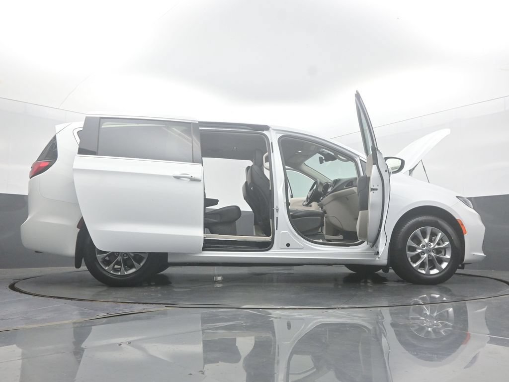 Used 2023 Chrysler Pacifica Touring-L AWD/4WD image 69