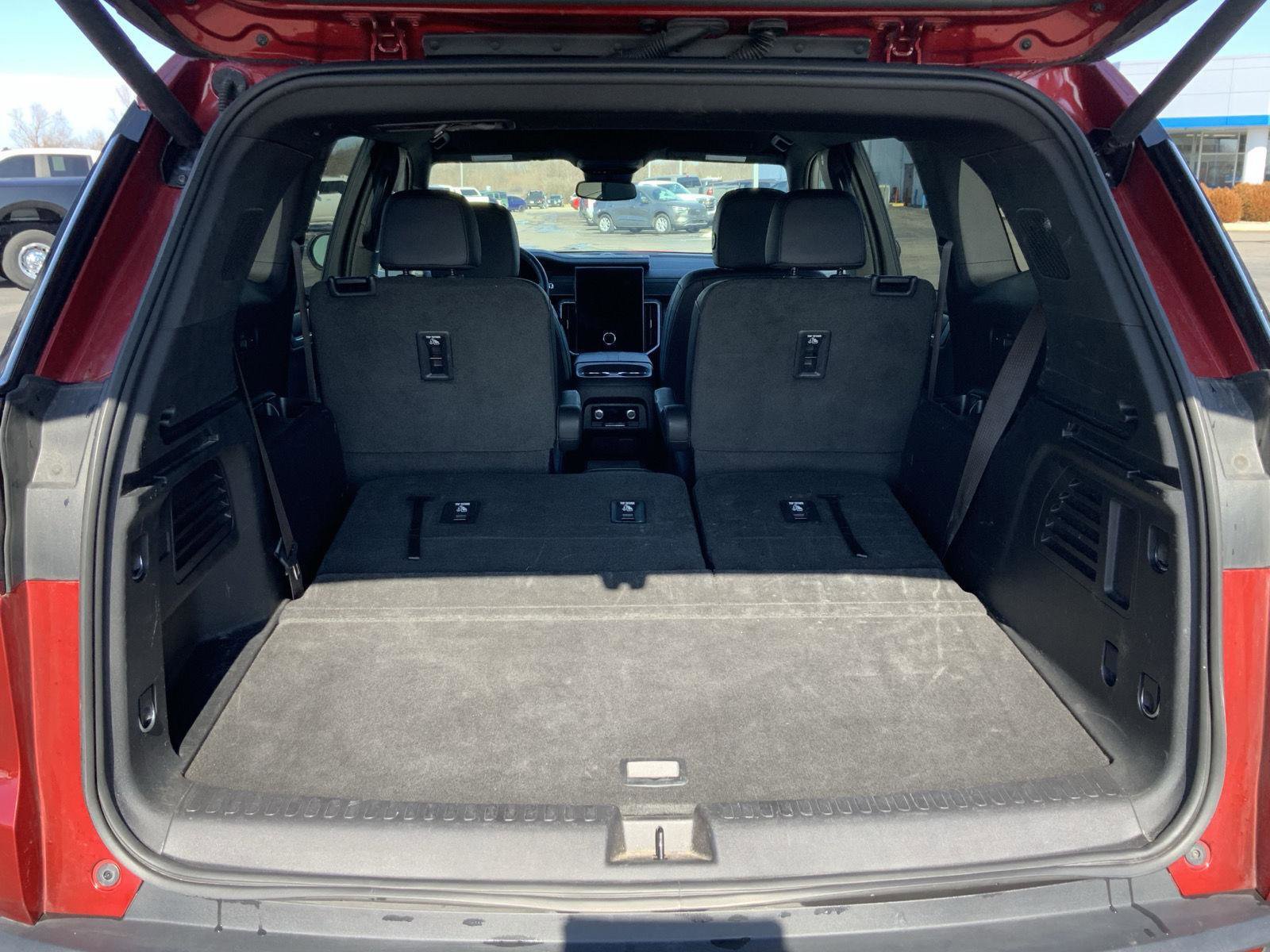 Used 2024 GMC Acadia Elevation image 12