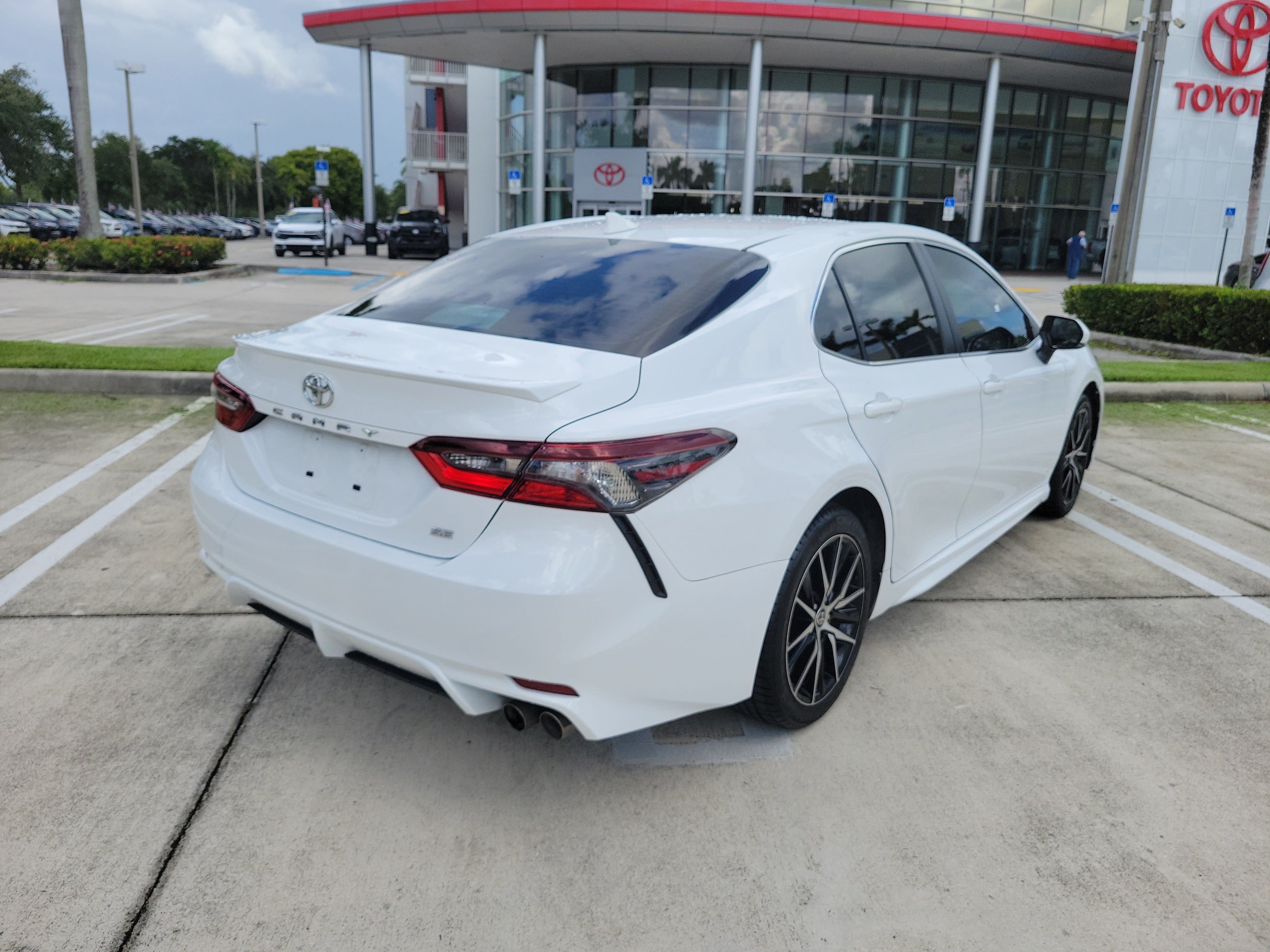 Used 2023 Toyota Camry SE w/ Convenience Package FWD image 7
