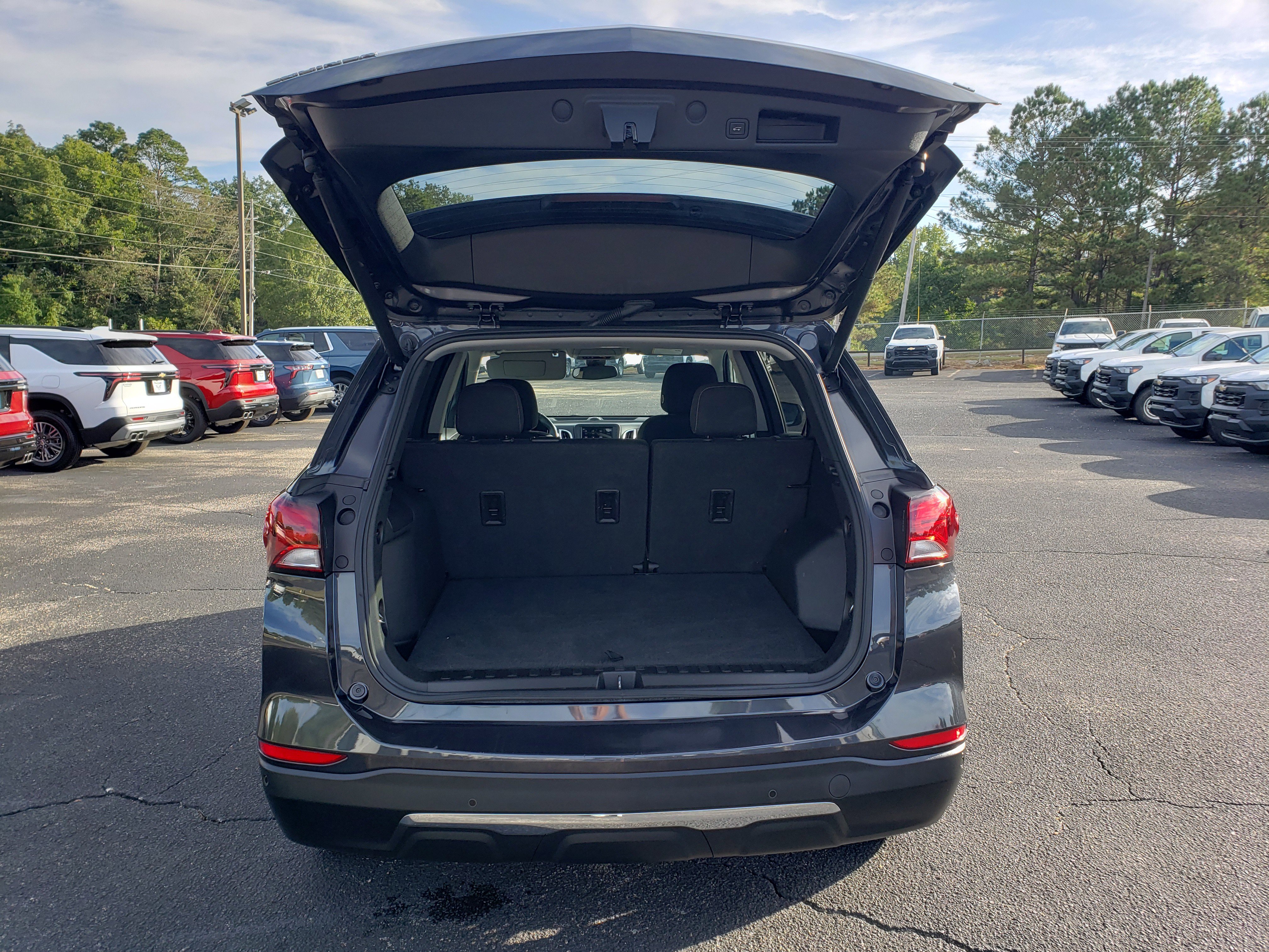 Used 2022 Chevrolet Equinox LT w/ Driver Convenience Package image 9