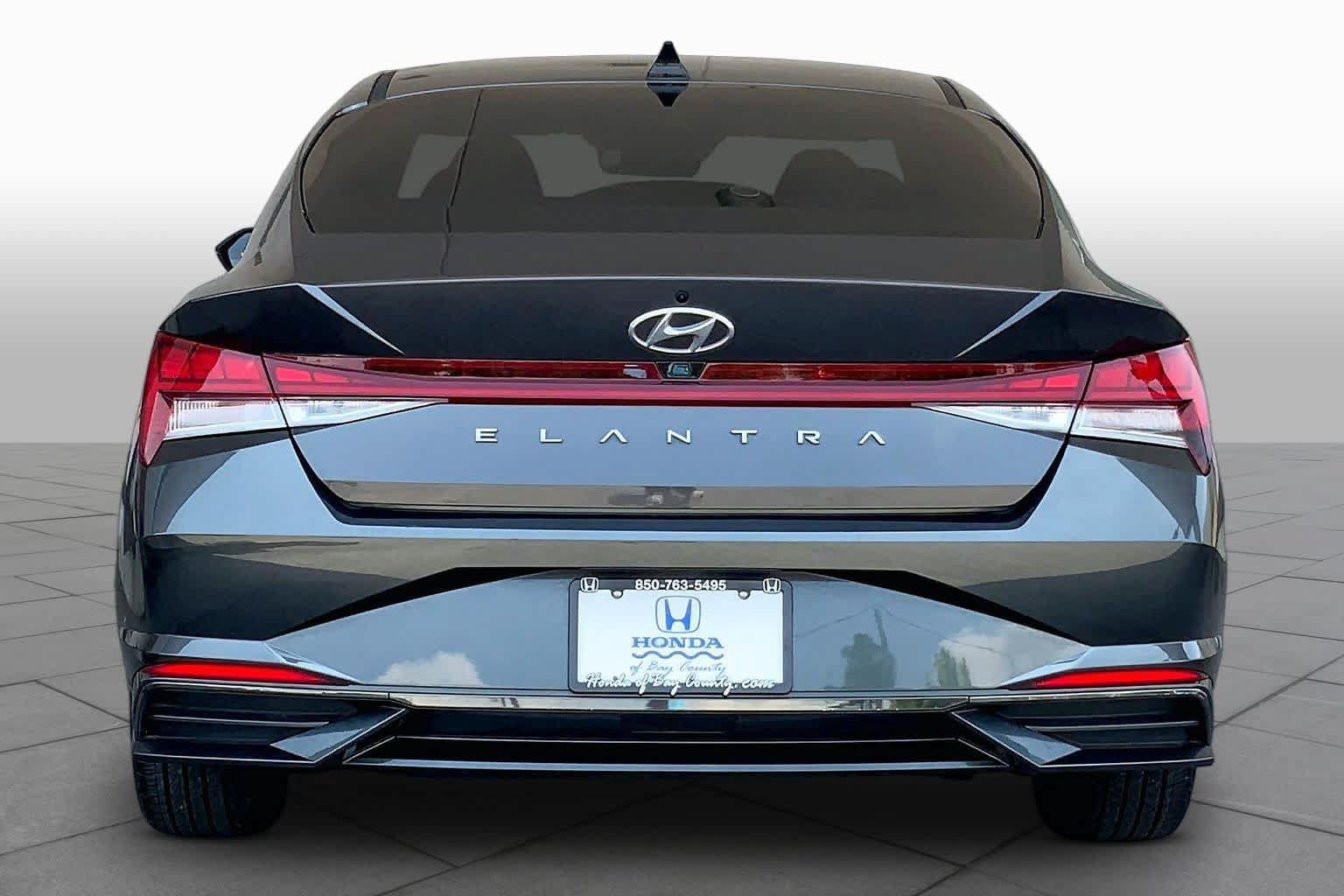 Used 2022 Hyundai Elantra SEL w/ Convenience + Premium Package FWD image 5