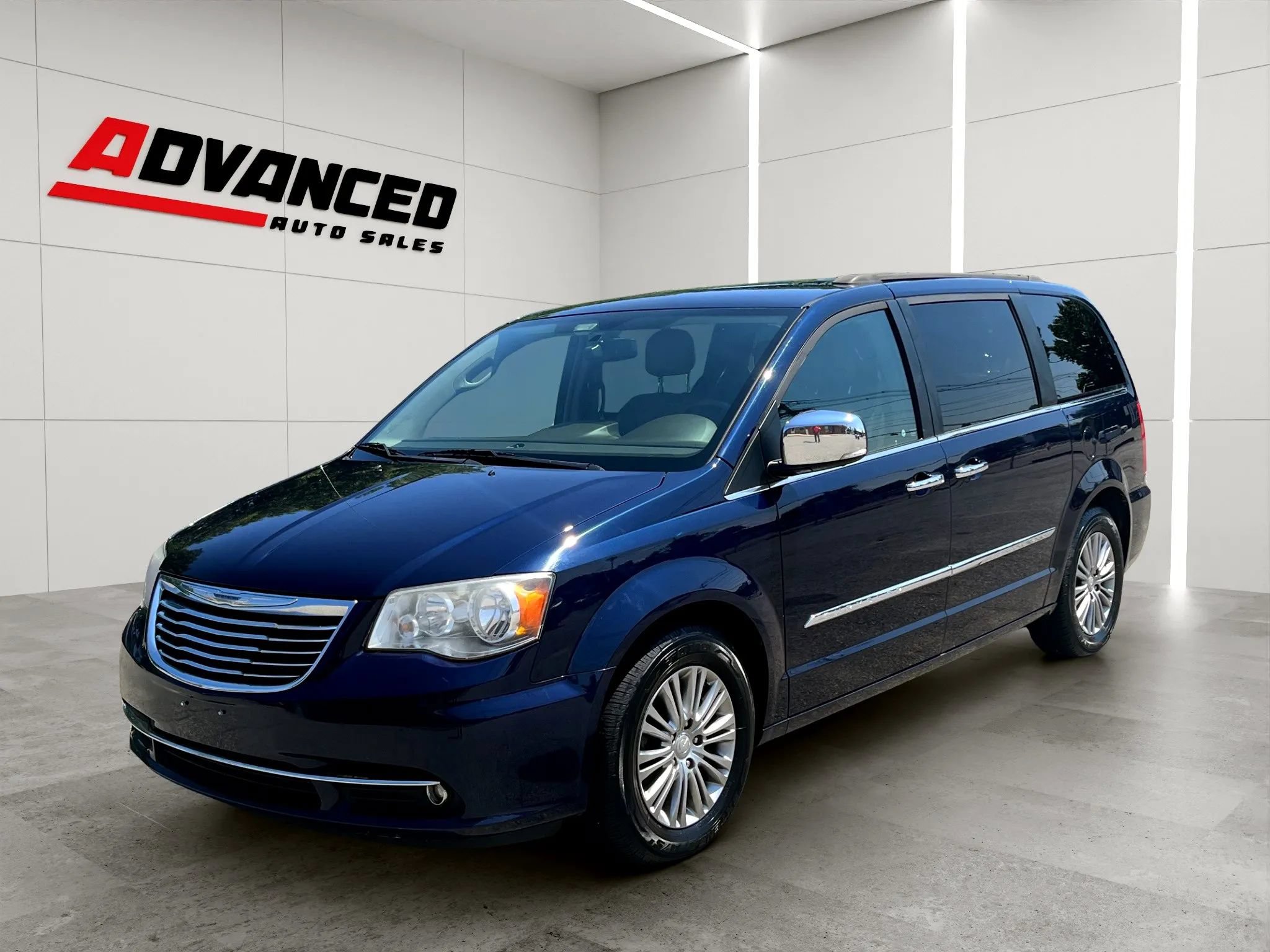 Used 2015 Chrysler Town & Country Touring-L w/ Driver Convenience Group FWD image 2