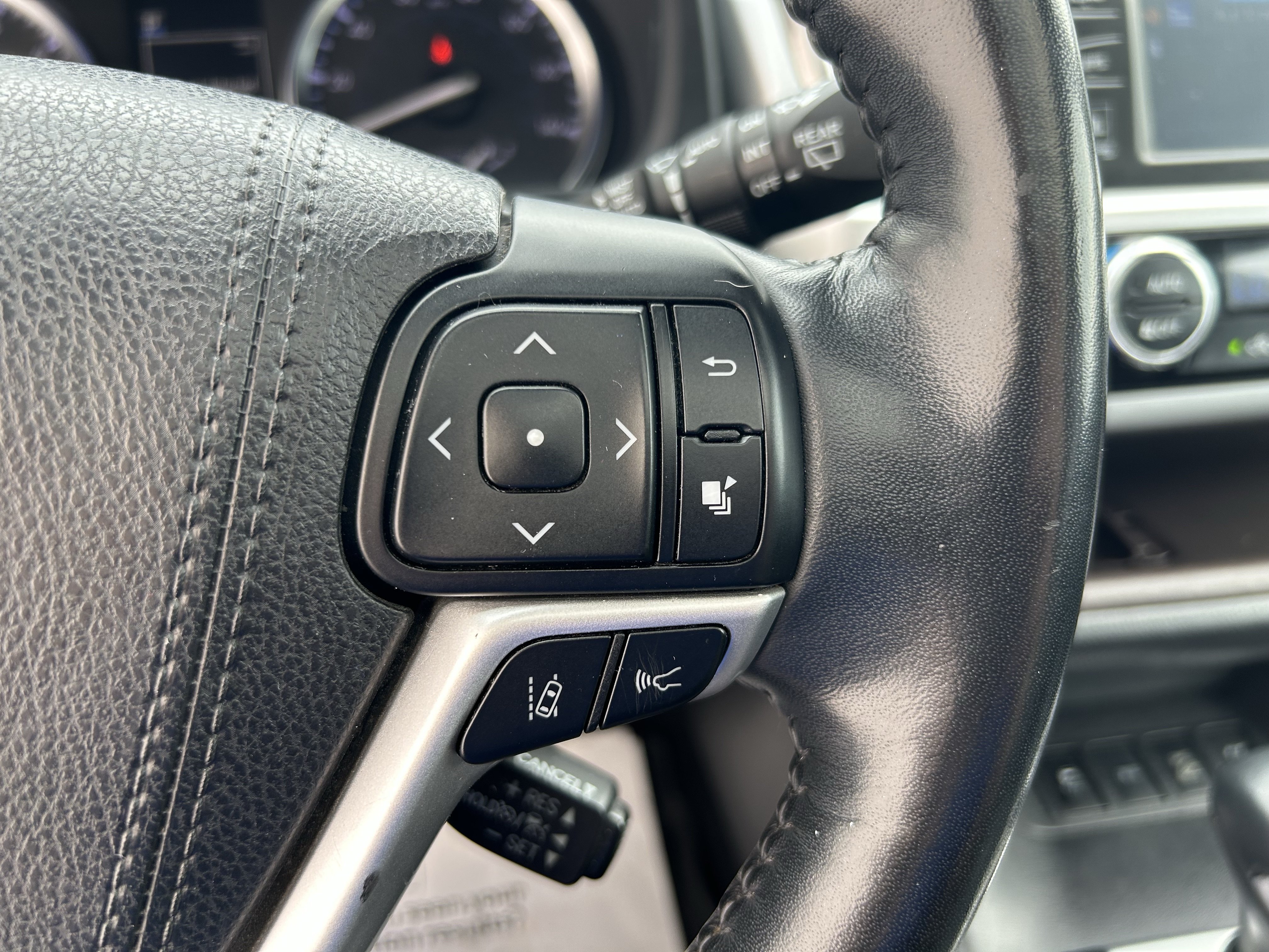 Used 2017 Toyota Highlander Limited Platinum AWD/4WD image 19
